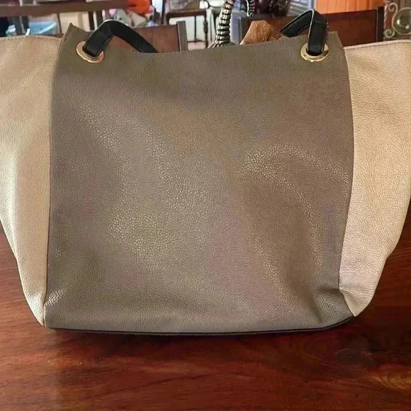 Kenneth Cole reaction gently used purse. - Picture 4 of 7